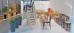 Sztaplowane krzesła do restauracji Typu AT-3917 na ekspozycji na targach Meble w Poznaniu