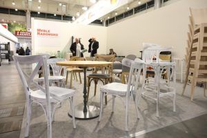 Krzesła i hokery gięte drewniane na ekspozycji Meble Radomsko