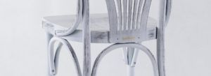 Krzesło gięte w kolorze biały postarzany produkcji Meble Radomsko