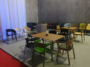 Wystawa krzeseł nowoczesnychna targach w Mediolanie