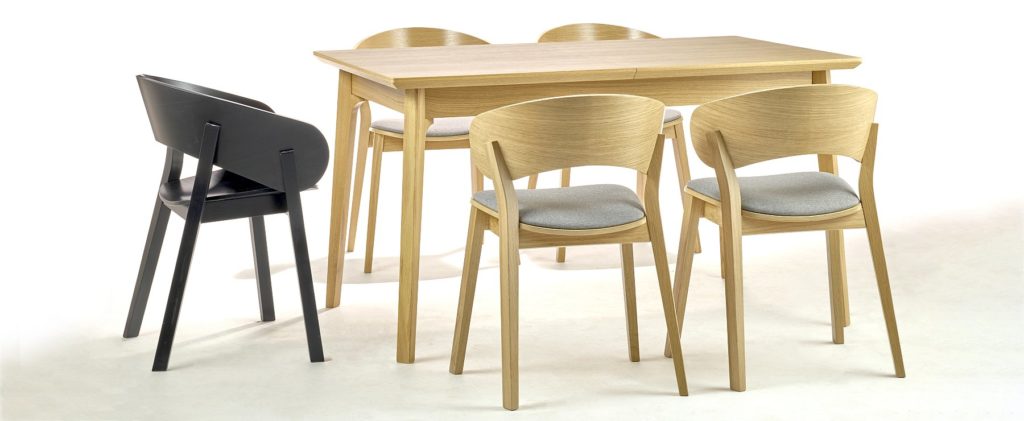 Designerski stół i krzesła dębowe DOMA projektu Yago Sarri